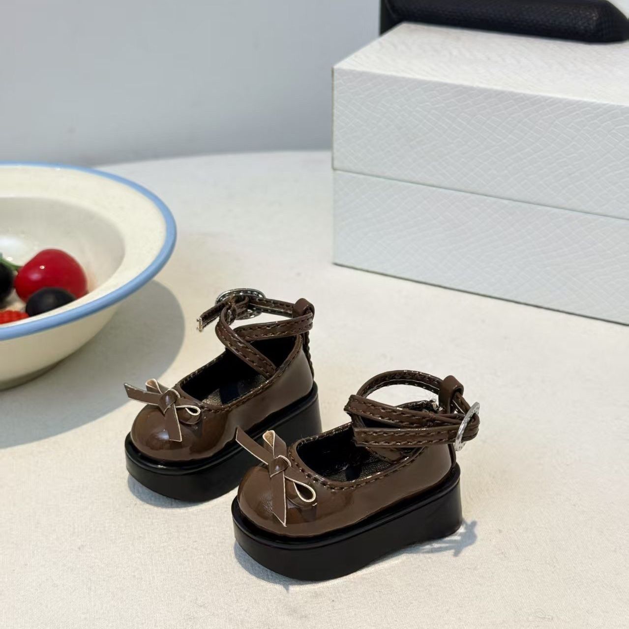 Vintage Collectible And Vintage Dolls - Koffiebruine strikplatform poppen schoenen, glanzend PU